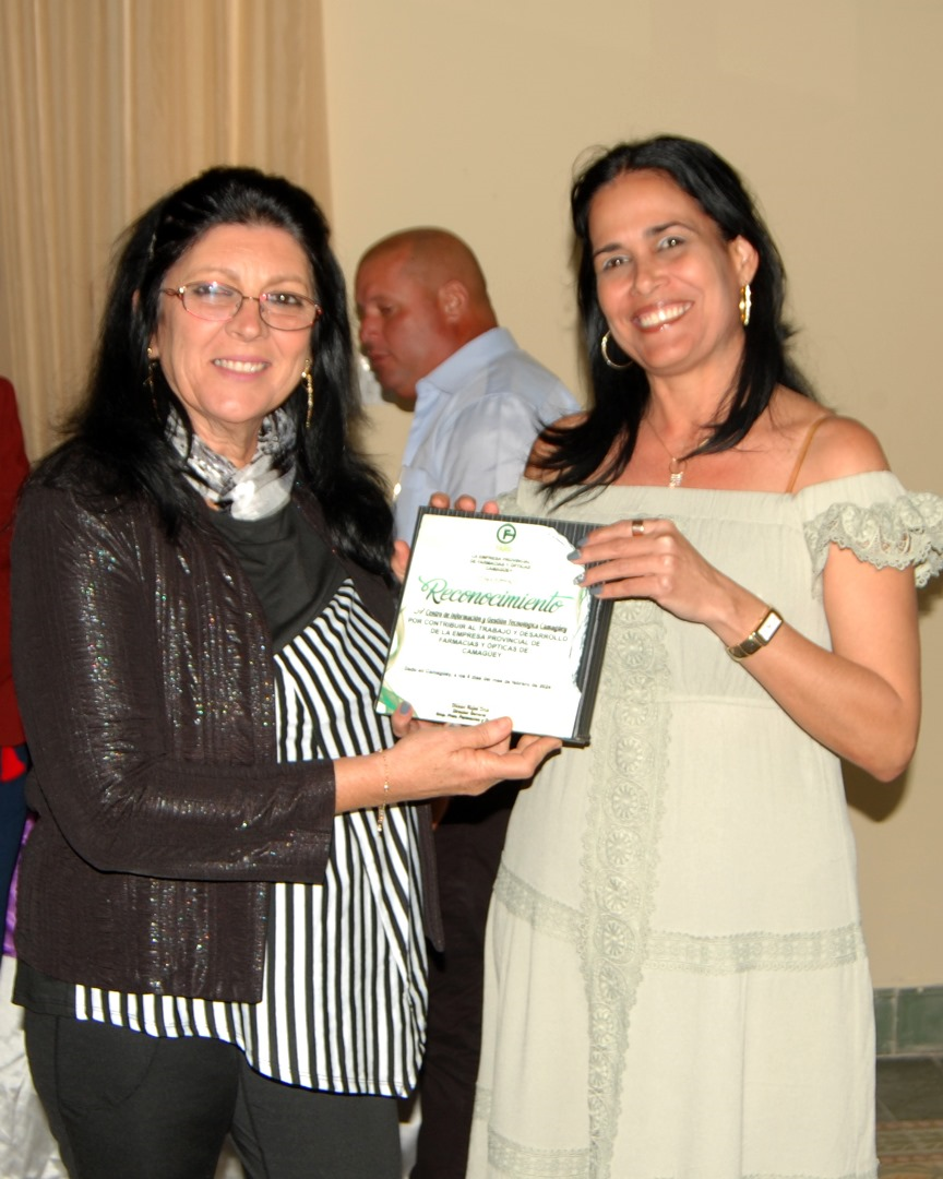 Se entrega reconocimiento a Laura Liana Morejón Gross, Directora del CIGET Camagüey